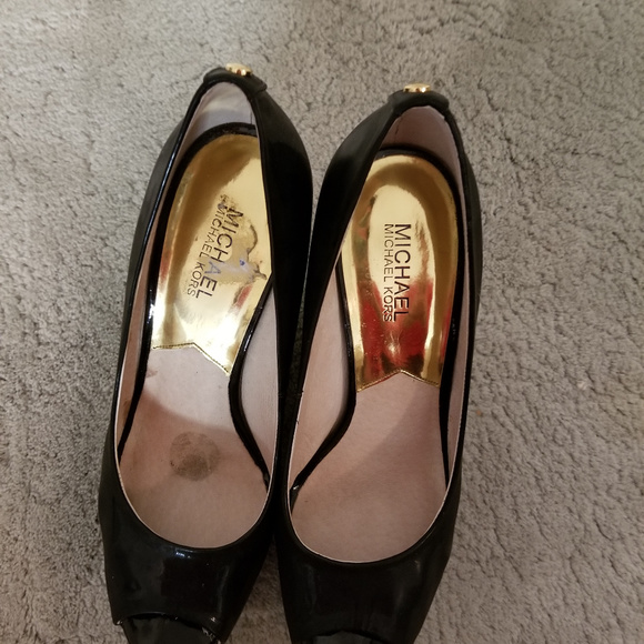 Michael Kors Black Patent Leather Striped Wedge 10 - Picture 2 of 7